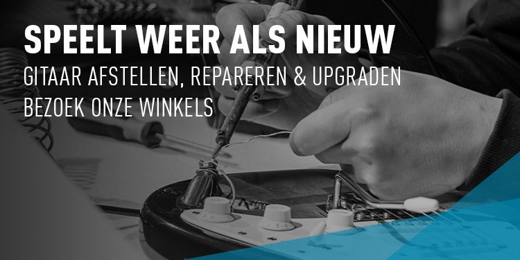 Bax Music-specialist soldeert aan de elektronica van een elektrische gitaar